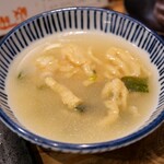 立呑み 魚椿 - 味噌汁の天ぷら