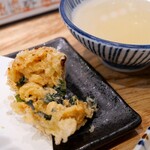 立呑み 魚椿 - 味噌汁の天ぷら