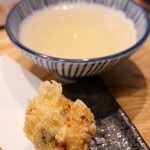 立呑み 魚椿 - 味噌汁の天ぷら
