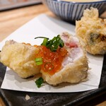立呑み 魚椿 - ブリのレア天ぷら、味噌汁の天ぷら