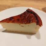 Dos Escenas - チーズケーキ。これ、とっても美味しかった！柔らかめだが、甘過ぎず、ちょい塩がいいアクセント♥