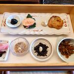 食べるお宿 浜の湯 - 木箱のおかず（海苔の佃煮、焼きたらこ、わさび漬け、さつま揚げ、香の物、イカの塩辛、たらこ昆布しそ風味、きんぴら）