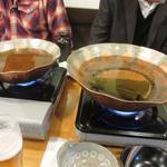 三佳屋 - 小さい鍋がうどん出汁入り。デカイ鍋は羅臼昆布で。