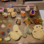 錦 活鮨 - 手毬寿司12貫＋天ぷら3種類（すずき、道明寺、蓮根）