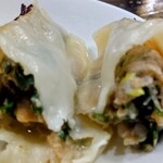 黄鶴楼 餃子酒場 - 2025/12月。大葉焼き餃子、断面。