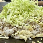 お好み焼 青森 - 目の前の鉄板で見事な調理が始まる。