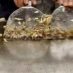 お好み焼 青森 - この手捌きが鮮やか。惚れ惚れする。