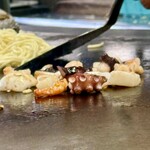 お好み焼 青森 - “具“の食材も横で焼かれていく。