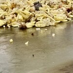 お好み焼 青森 - もうすぐ出来上がり。ミンチ状の牛スジがバカウマ。