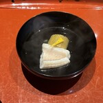 温石 - 〈椀盛〉白甘鯛、焼き茄子のお吸い物
      ※本来は椎茸も入っています。