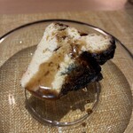 Yd'or - ロックフォールチーズのバスク風チーズケークサレコニャックを使った黒蜜