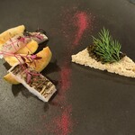 Pondichery - 【小さな前菜】キャビアのメルバトースト　太刀魚の炙りとフェイジョア