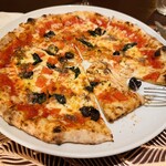 トラットリア・ラ・カパンナ - マリナーラ(アンチョビ、ニンニク、オリーブ、オレガノのピッツァ) 