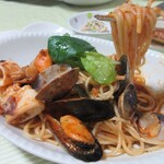 カフェ あぷりこっと  - ベースのトマトソースは、魚介の旨みがとても濃くて驚くほどおいしい