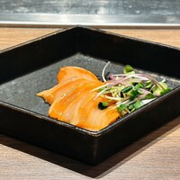 鉄板和食とワイン 萬鉄 - お刺身（サーモンのお造りレモンソース）