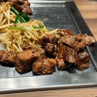 鉄板和食とワイン 萬鉄 - 黒毛和牛切り落としステーキ