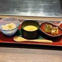 鉄板和食とワイン 萬鉄 - 冷菜（汲み上げ湯葉、とうもろこしのすりながし、穴子ときゅうりのゼリー寄せ）