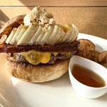 The goodies - 具材は、サワークリーム・ナッツ・炙りバナナ・自家製 スモークベーコン♡・チェダーチーズ、パティ、バター♡