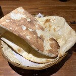 マナカマナ 吉塚店 - プレーンナン　¥250