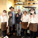 いざかや しん - 向かって左から女将、私、友人、スタッフ2名です(o^^o)