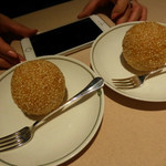 中国飯店 - 特大！　黒ゴマあん入りゴマ揚げ団子