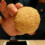 中国飯店 - 特大！　黒ゴマあん入りゴマ揚げ団子