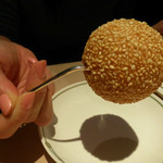 中国飯店 - 特大！　黒ゴマあん入りゴマ揚げ団子