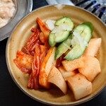 焼肉鉄人 - キムチ盛合わせ