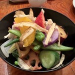 博多炉端 魚男 - 30種類の農園のサラダ 畑の様子