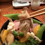 博多炉端 魚男 - 30種類の農園のサラダ 畑の様子