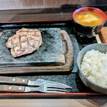 感動の肉と米 沼津店 - ワイルドハラミ(880円)。