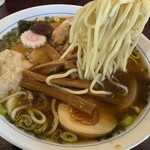 仙台大勝軒 - 麺リフト。中太でツルッとしています。