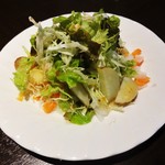 プリマベーラ - ランチメニューの パスタ には、バケット と グリーンサラダが付いています。サラダにはサニーレタス、ヤングコーン、キャベツ、ジャガイモ、ニンジン、大根 等にイタリアンドレッシングが かかっています。