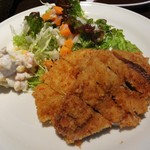 プリマベーラ - ロースカツ のアップです。グリーンサラダとマッシュポテト が添えられています。