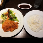 プリマベーラ - ランチメニューの ロースかつ 850円 + ライス大盛り 50円 ＝ 900円 です。豚カツソース はサラッとしているのに とってもコクがあり美味しいです。