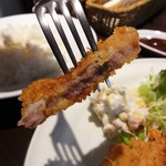 プリマベーラ - イタリアンシェフの作るランチの ロースカツ は、薄めの肉を使用していますが、衣がサクサクでカリッと揚がっていて、お肉が熱熱です。サラッとしているのにコクのある豚カツソースでとっても美味しく頂きました。