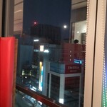 ブラッスリー ポール・ボキューズ - 窓から満月が見える、奥のビル右上の小さな丸