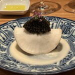 やまぐち - キャビア、蕪、さわら炙り、蕪ソース
      蕪は昆布を挟み重しを掛けながら塩と砂糖で脱水