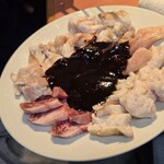 元祖ホルモン脇田屋 津店 - 定番セットのホルモン、カルビ、上ホルモン、ミノ(味噌)