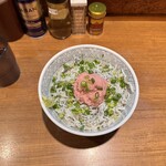寿製麺 よしかわ 川越店 - ネギトロもしらすもたっぷり。