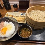 讃岐製麺 - 釜あげ(並)(396円)+玉子かけ御飯(並)(319円)+鶏もも天ぷら(231円)+味付きごぼう天ぷら(99円)