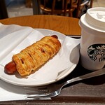 スターバックスコーヒー - 料理写真:あらびきソーセージパイ：328円+税、スターバックスラテ：414円-37円+税