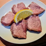 元祖ホルモン脇田屋 津店 - 上タン(しお)