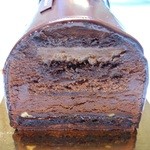 ラ･メゾン･デュ･ショコラ - 2014*クリスマスケーキ「ビュッシュ ドゥ ノエル カラカス」カット画像