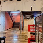 百日紅 - 中から出口をのぞむ。