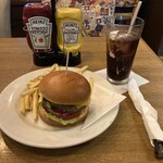 TGIフライデーズ - フライデーズ チーズバーガー　アイスコーヒー