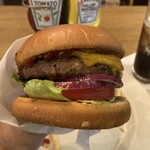 TGIフライデーズ - フライデーズ チーズバーガー　アイスコーヒー