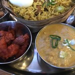 南インド料理 レジナ - めちゃクリスピーな海老65と南インドらしいココナッツ香るチキンカレー