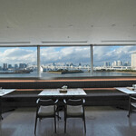 FARMS' KITCHEN MIKIKE TOKYO ODAIBA - 店内のテーブル席の風景です