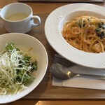 こむぎ日和 - ファビオ流チーズトマトクリームとサラダ(ファビオとは、人の名前だそうです)